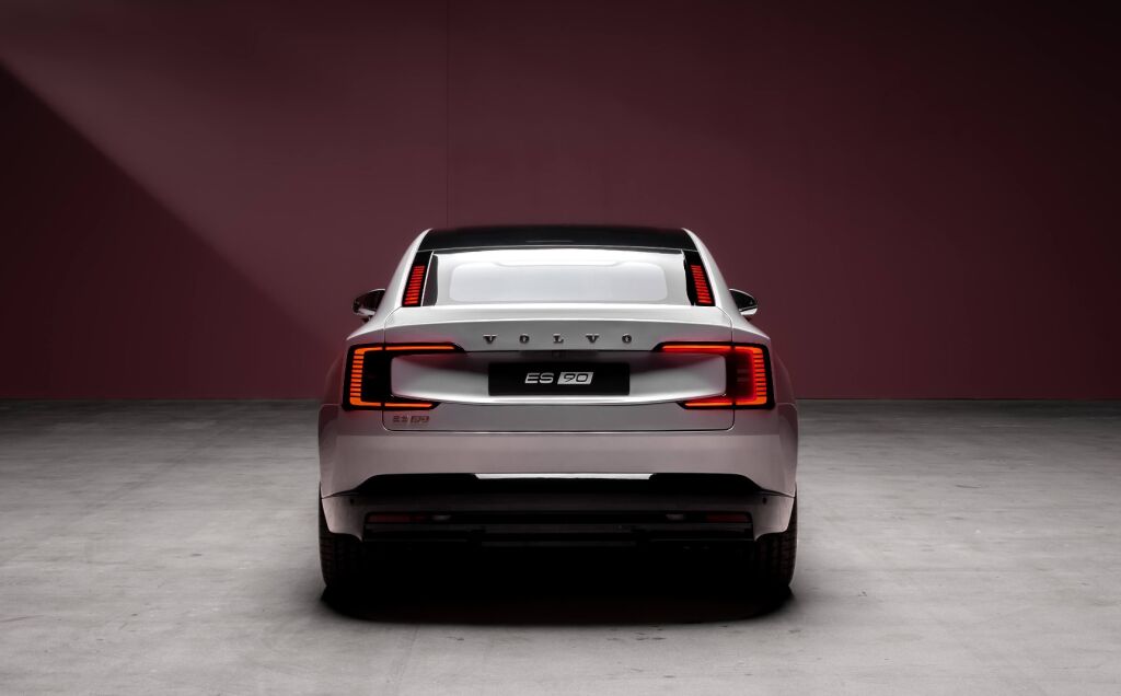 Volvo ES90 takaa