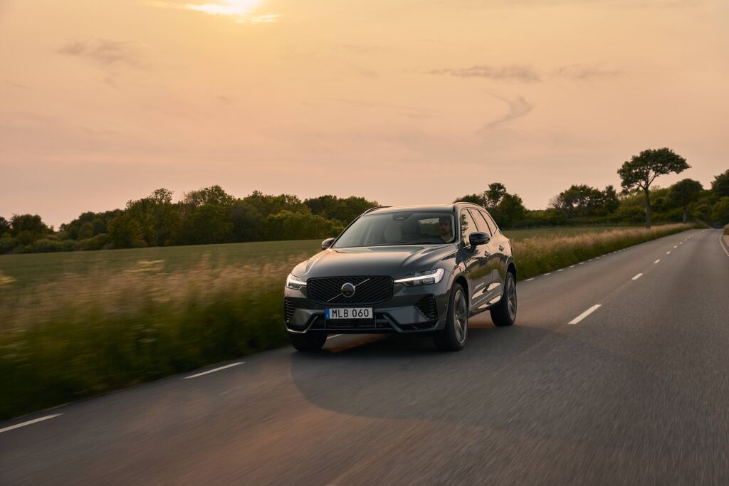 Maanteillä jo miljoona Volvon lataushybridiä – XC60 ylivoimainen suosikki myös Suomessa