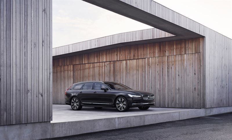 Volvo Cars esittelee uudistetut S90/ V90-mallit ja tuo kevythybridivoimansiirron koko mallistoonsa