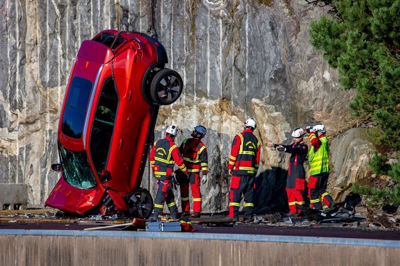 Volvo Cars pudotti uusia autoja 30 metristä pelastustyöntekijöiden koulutusta varten